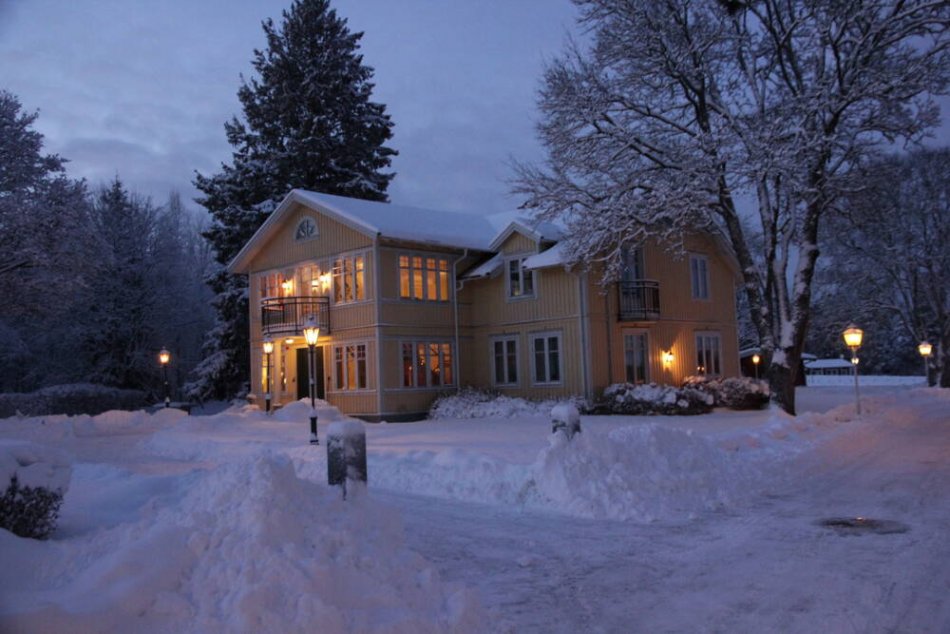 Stor villa i snölandskap