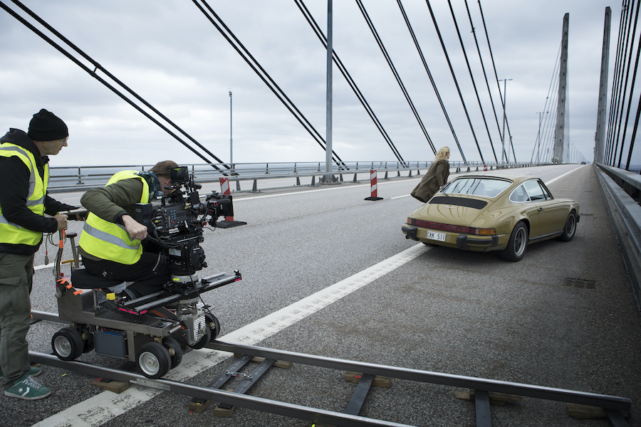 Filminspelning på Öresundsbron, kameramän i förgrunden med Saga med bil i sikte.