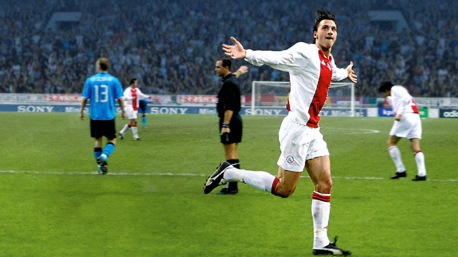Zlatan Ibrahimovic springer med armarna utfällda i segergest på fotbollsplan.