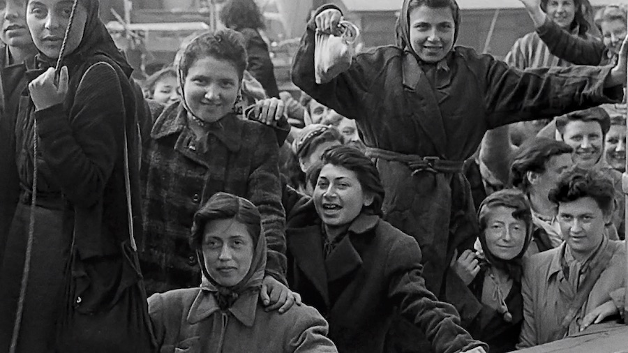 En grupp av kvinnor nyligen anlända till Malmös hamn 1946.