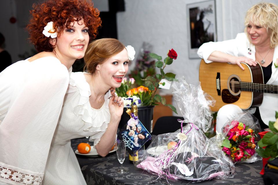 Tre kvinnor firar på premiären av "jag är min egen Dolly Parton" i Malmö.