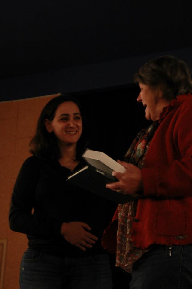 Deema Amr får en tackgåva av Eva Bergstrand på Biorama i Skurup