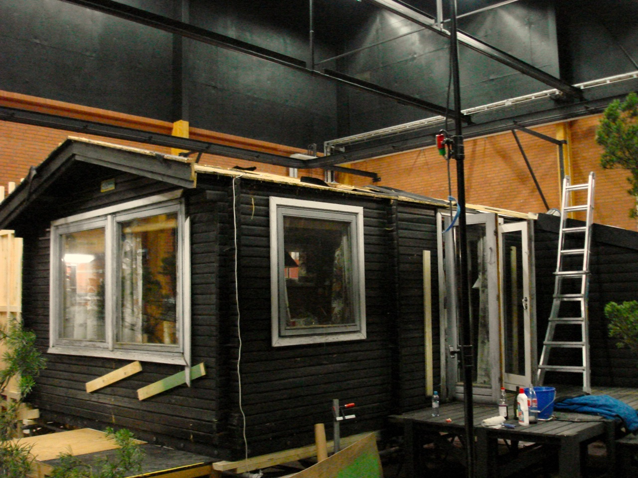 En fritidsstuga uppbyggd inne i Ystad Studios.