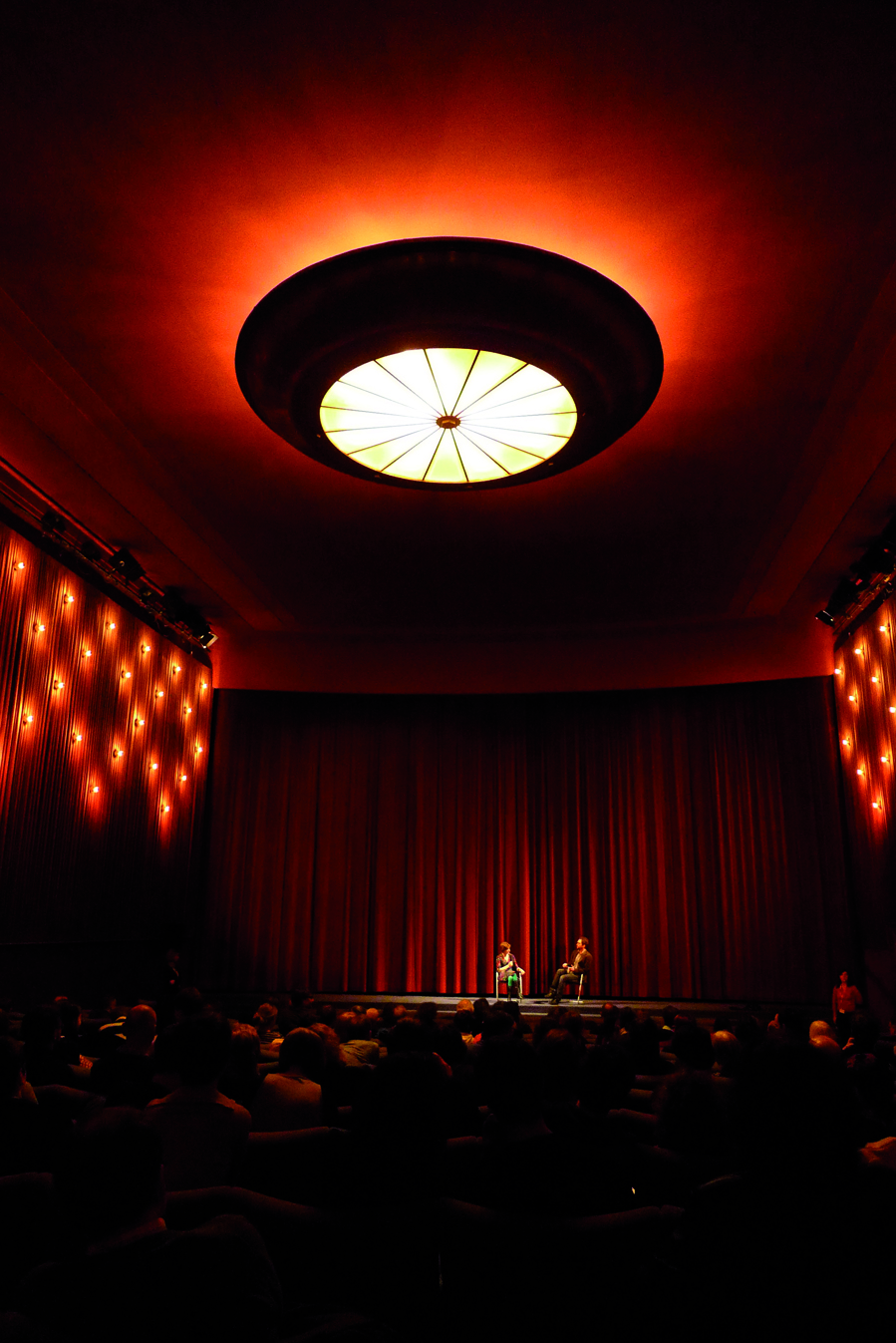 Samtal på en scen i en röd vacker biografsalong på Berlinale