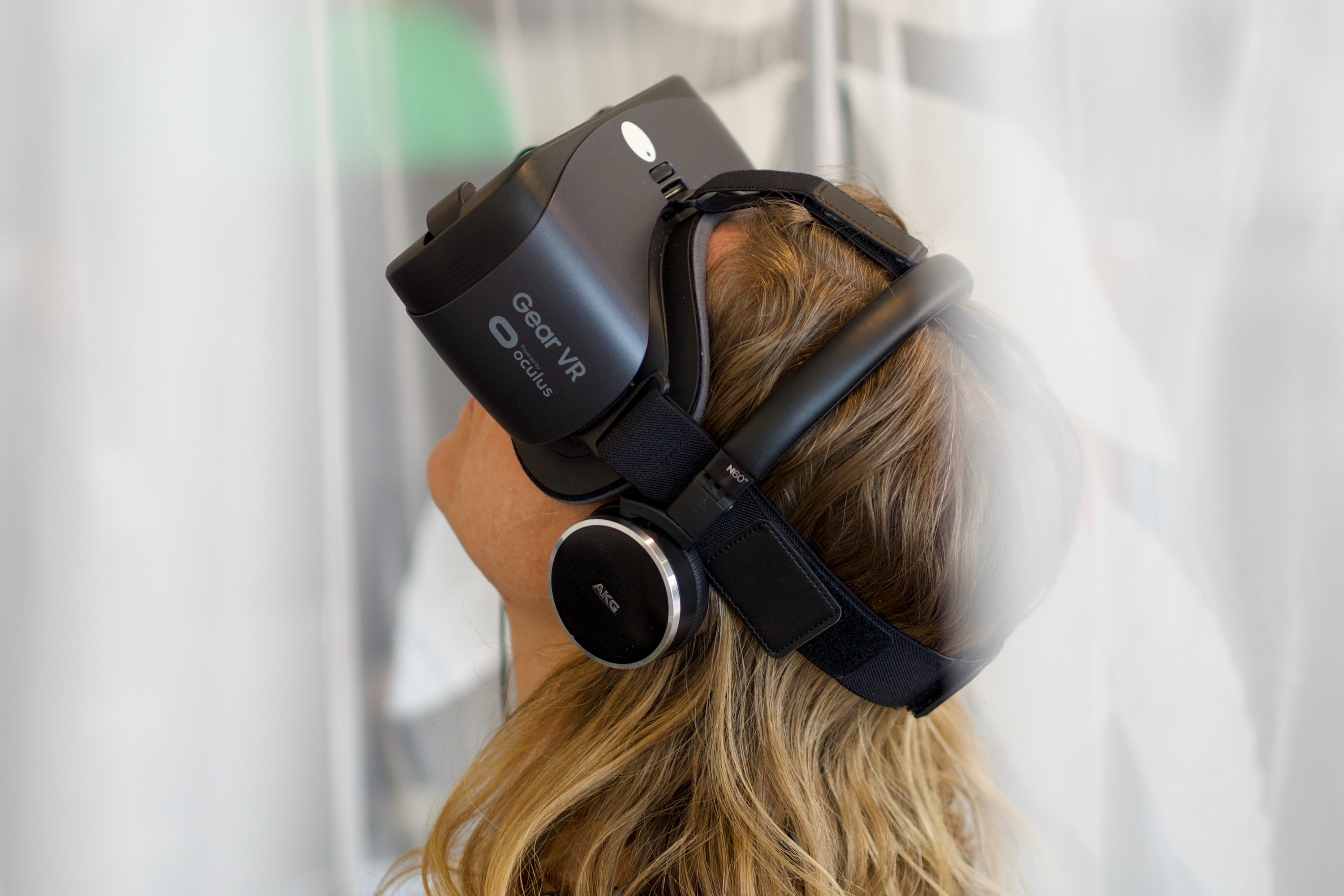 En ung kvinna tittar i VR-glasögon