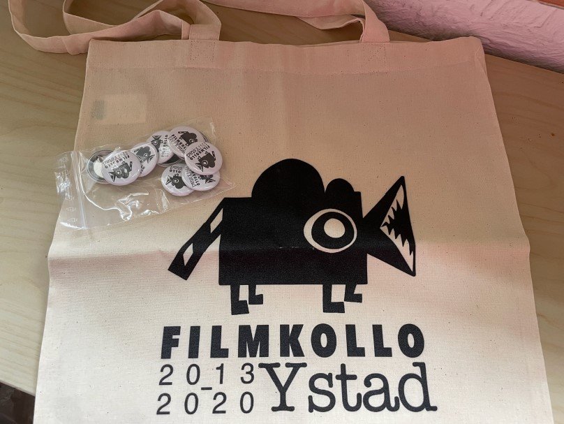 Tygkassarna & pins med texten Filmkollo 2013-2020. Foto: Pia Ivarsson