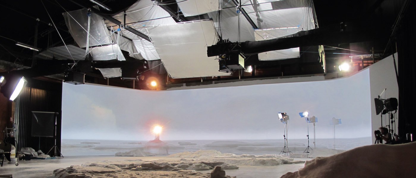 Filminspelning av "Flaket" i Ystad Studios. En stor bildduk i bakgrunden och rekvisita på golvet.