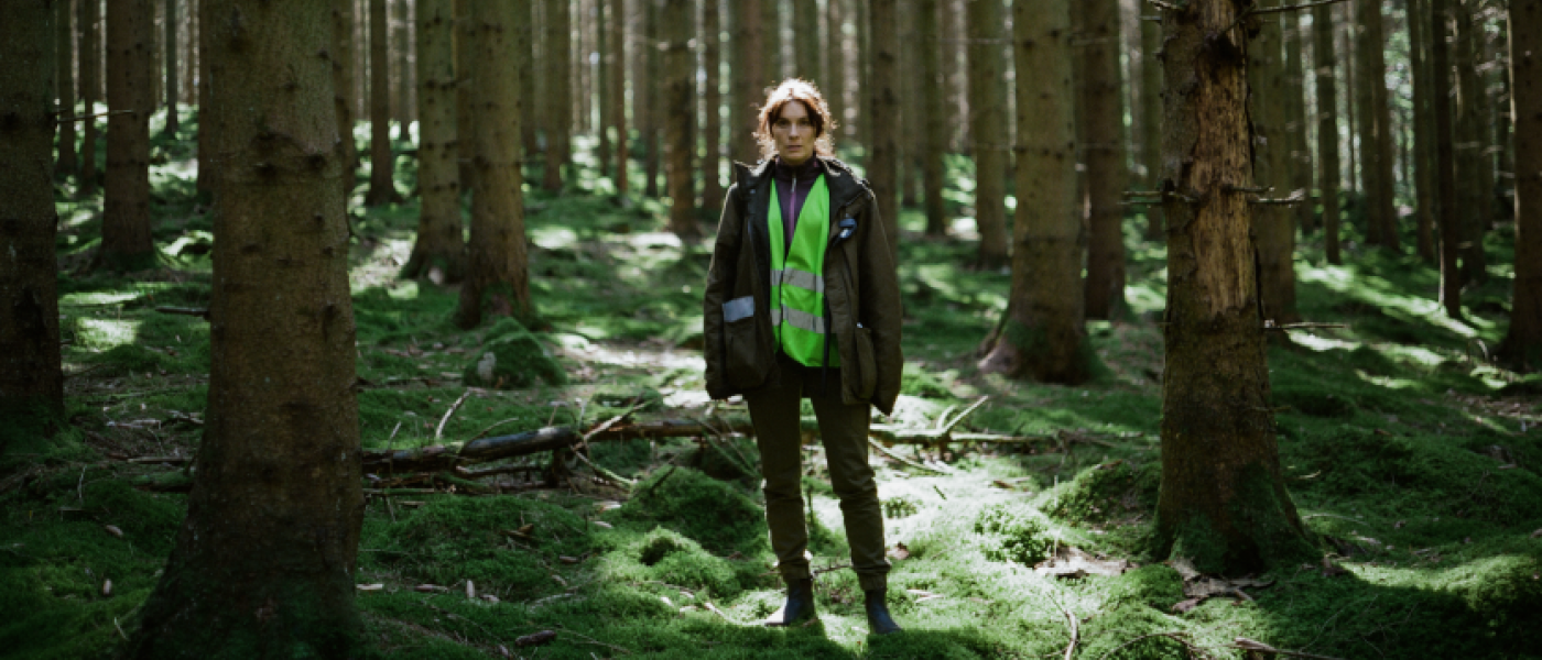 Bild ur tv-serien Mörkt hjärta som visar kådespelaren Aliette Opheim i skog.