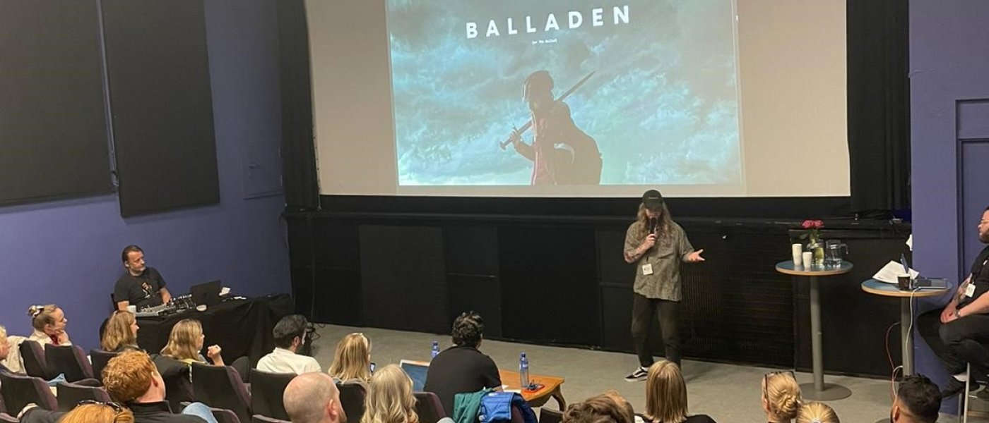 Christofer Nilsson pitchar projektet "Balladen" i Grimstad 2022