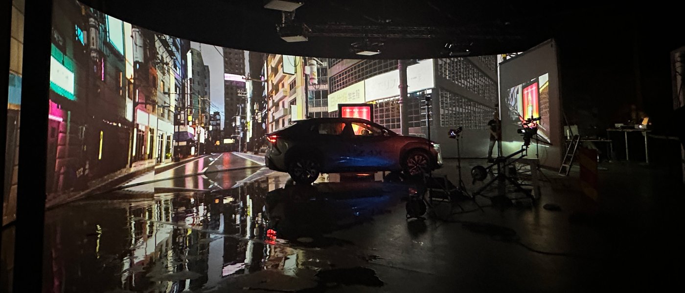 Fotografi av Virtual Production-scen i Ystad Studios med en bil framför en digital stadsbakgrund