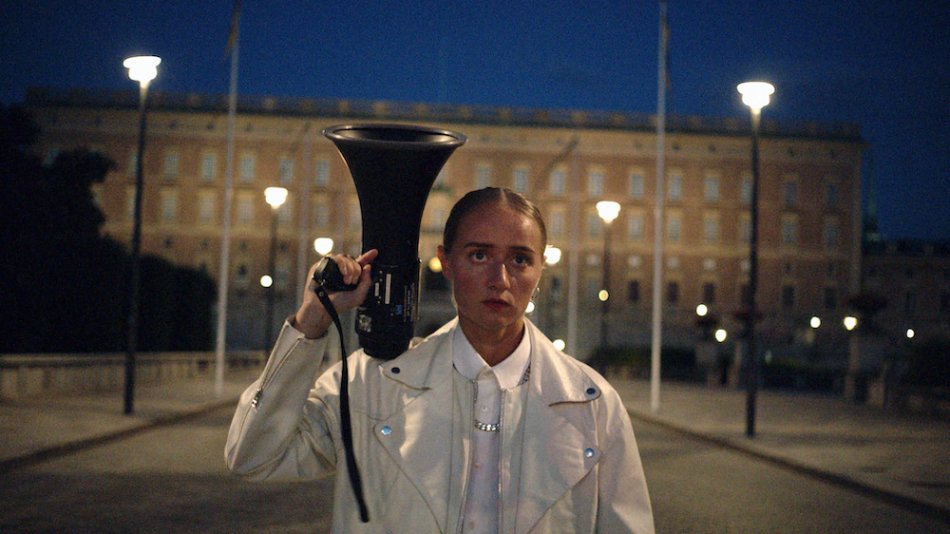 Silvana Imam utanför Stockholms slott. Filmfoto från Silvana – Väck mig när ni vaknat.