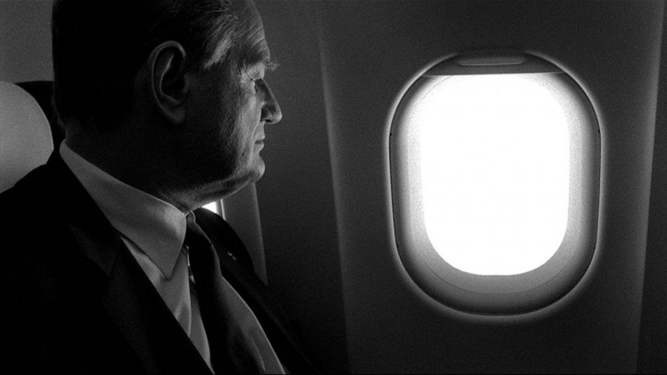 En man tittar ut genom ett flygplansfönster. Ur filmen H:r Landshövding.