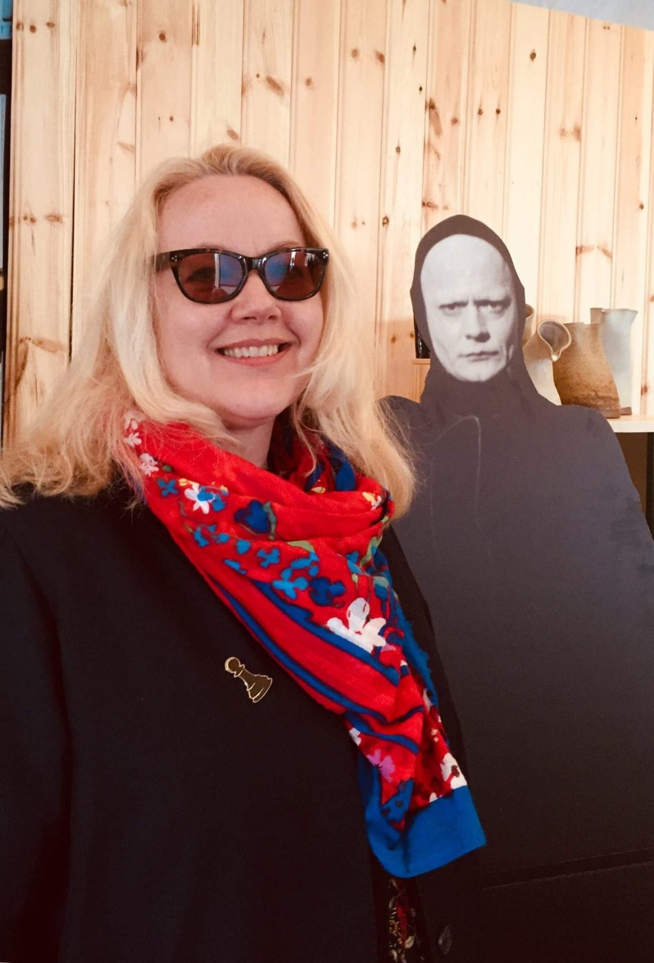 Ann Körling står bredvid en pappfigur av Ingmar Bergmans "Döden".