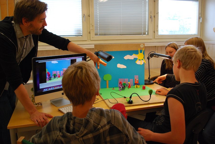 Olof Marnung undervisar barn i animationsteknik.