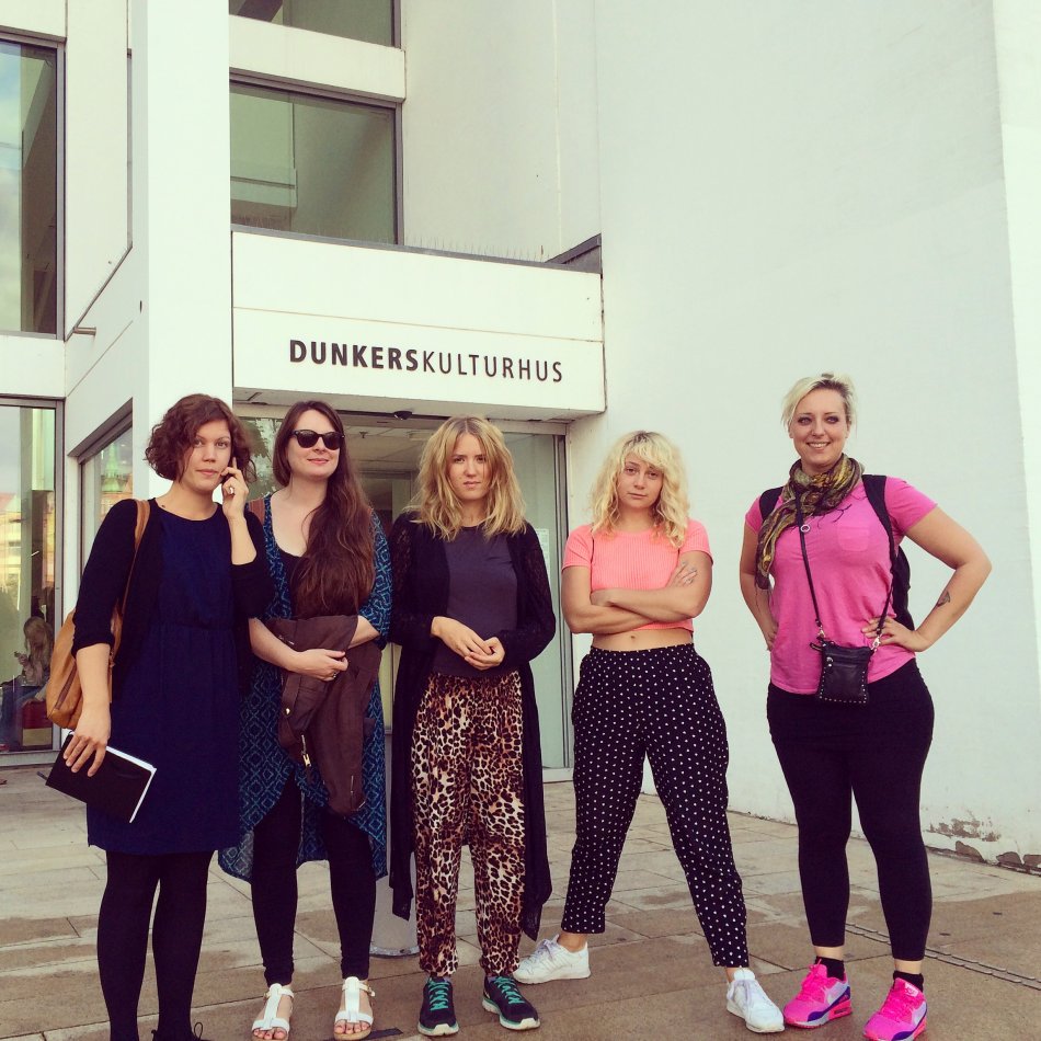 Deltagarna i Pure Fiction, utanför Dunkers Kulturhus i Helsingborg.