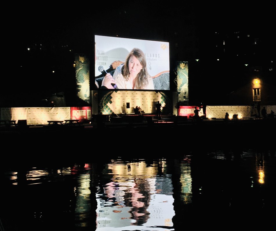 Julia Gebauer visas på stor skärm utomhus under Carl International Film Festival i Karlskrona.