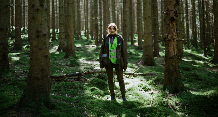 Bild ur tv-serien Mörkt hjärta som visar kådespelaren Aliette Opheim i skog.