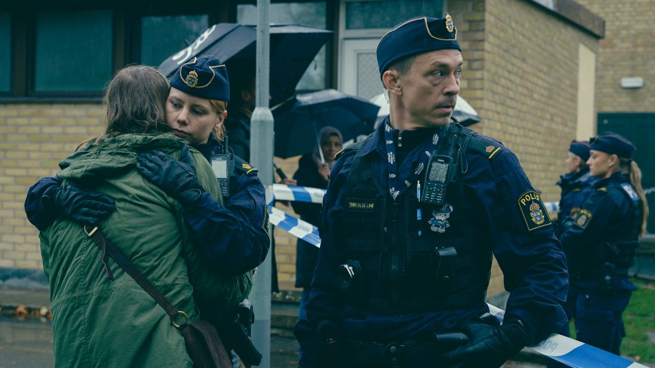Amanda Jansson som Sara och Oscar Töringe som Magnus i nya säsongen av Tunna blå linjen som just nu spelas in i Malmö. Foto: Anders Nicander/SVT. 