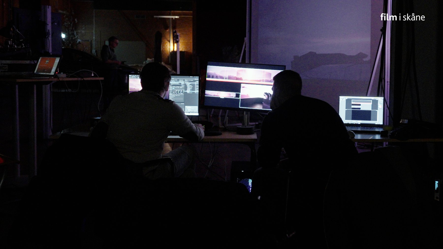 Fotografi på tekniker som jobbar vid datorer under Virtual Production-inspelning i Ystad Studios
