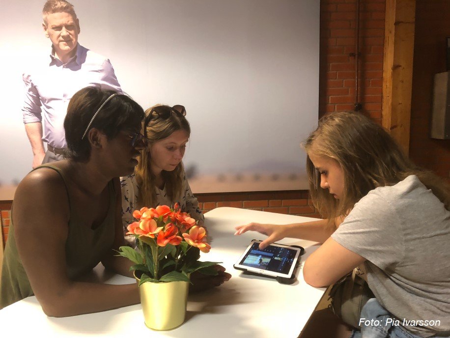 Lina, Sofia och Magda klipper trailers i iMovie. Foto: Pia Ivarsson