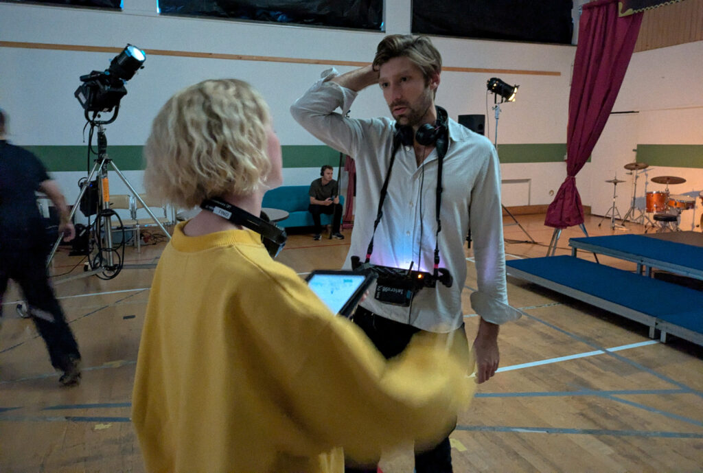 Regissör Daniel Sawka diskuterar kommande tagning med scripta Tind Soneby Wäneland