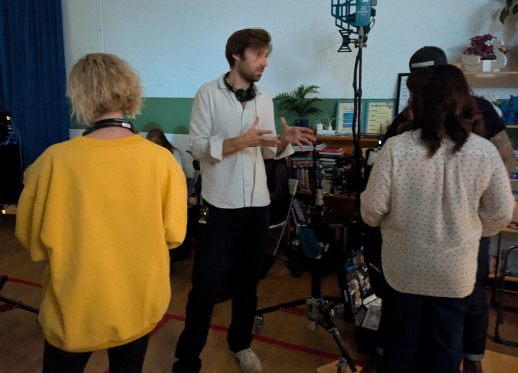 Regissör Daniel Sawka instruerar Shima Niavarani