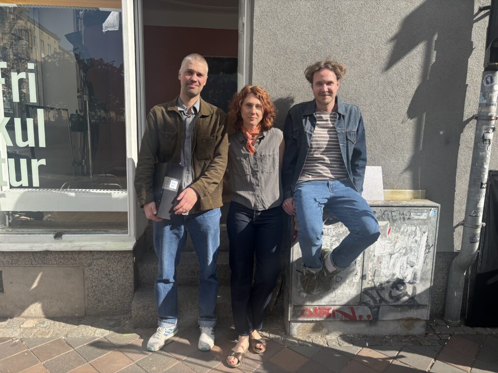 Regissör Kim Sundbeck tillsammans med skådespelarna Anna Asp och Vilhelm Blomgren under inspelningen i Malmö