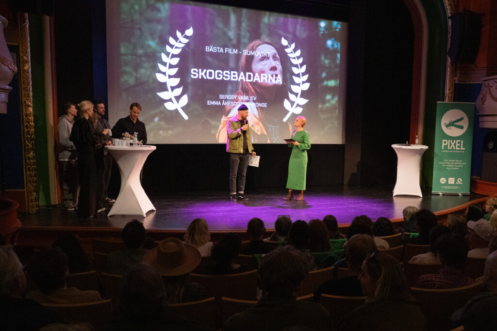 Sergey Vasiliev vinner pris för Bästa Film i tävlingskategori Sumovikt för kortfilmen Skogsbadarna