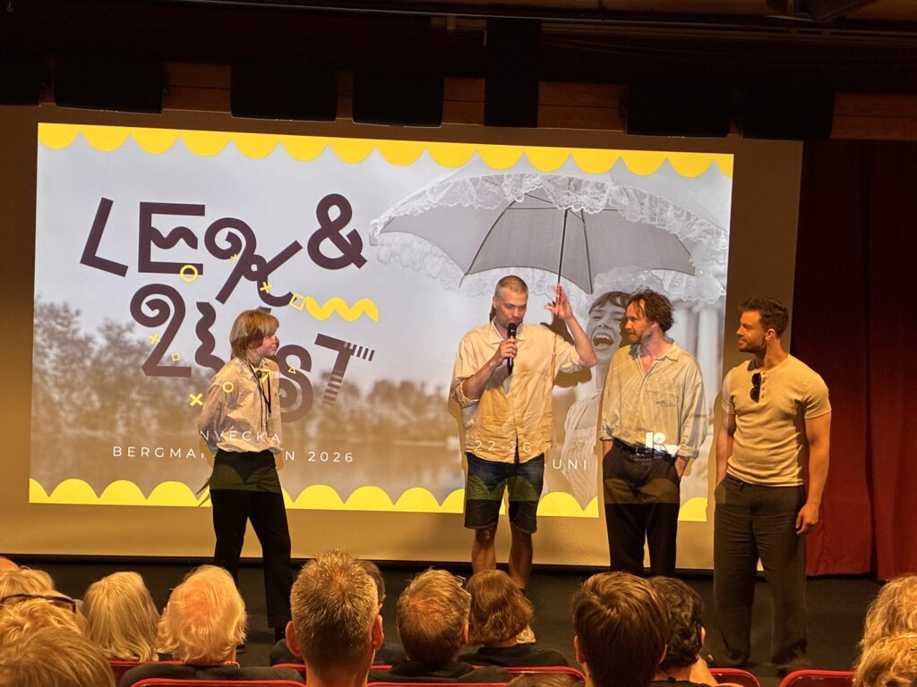 Kim Sundbeck talar vid premiären på Fårö