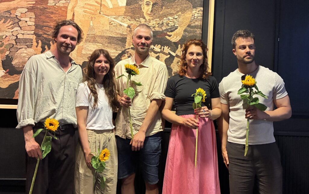 Skådespelaren Vilhelm Blomgren, producent Ann Lundberg, regissör Kim Sundbeck och skådespelarna Anna Asp och Joel Cederberg vid premiären på Fårö