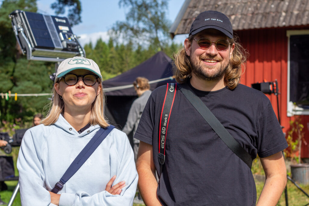 Lina Birk och producent Adam Lunneborg från produktionsbolaget Carbs Film under inspelningen i Vittsjö